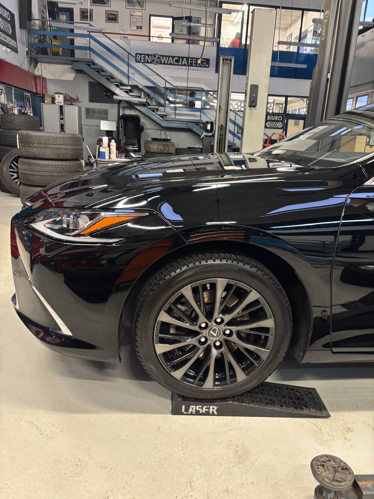 Lexus Dymiony Bezbarwny na Czarnym Podkładzie